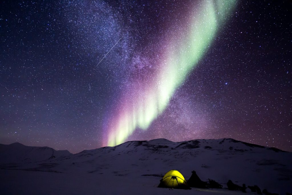 Prikaz kampiranja ispod polarne svjetlosti