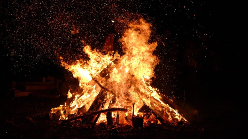 Preskakanje vatre na ljetni solsticij dio je slavenske tradicije